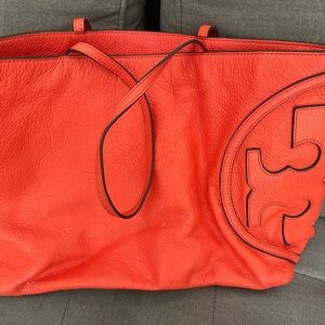 Tory Burch All T bag. Tote bag in red/orange leather. Large and versatile bag.